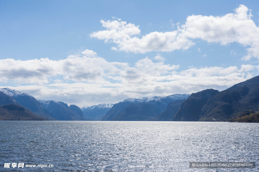 宁静湖景与远处山峦