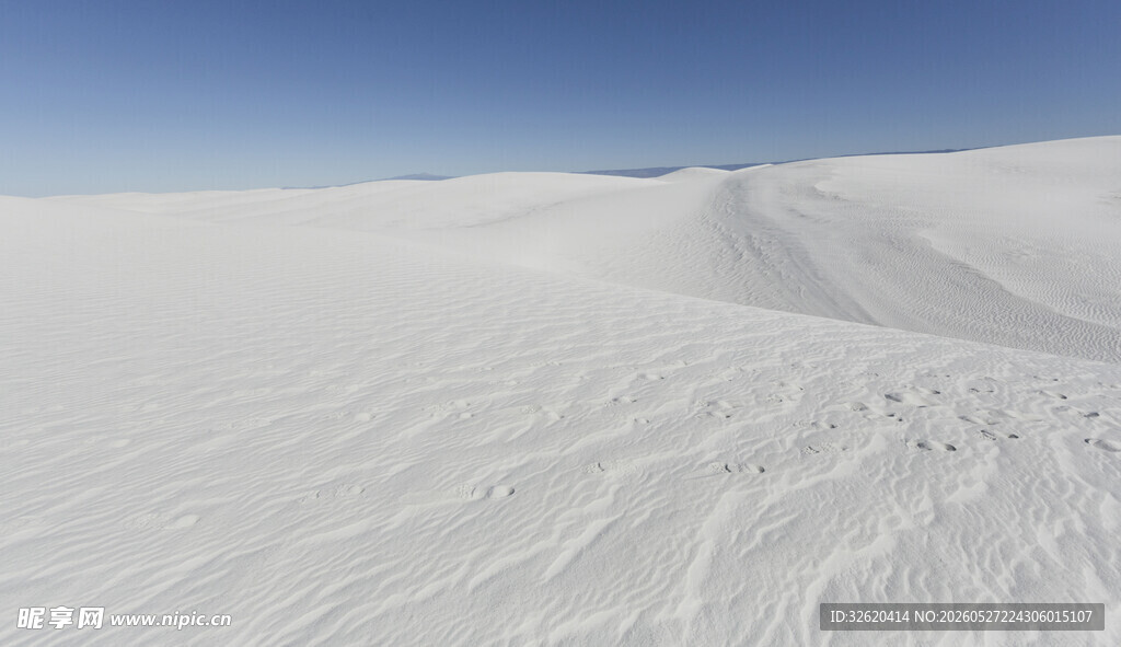 广袤无垠的白色雪地景观