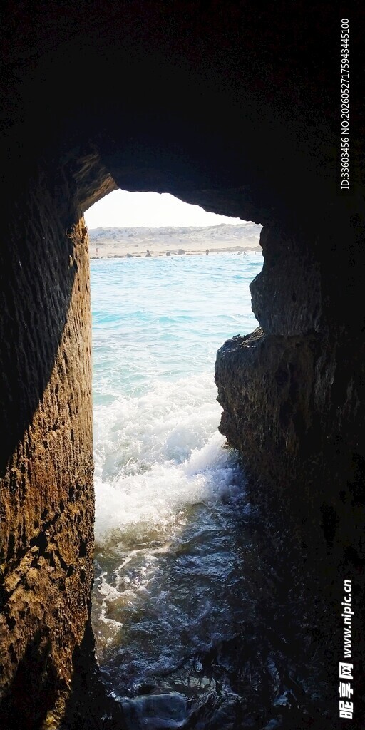 透过石洞口看海浪