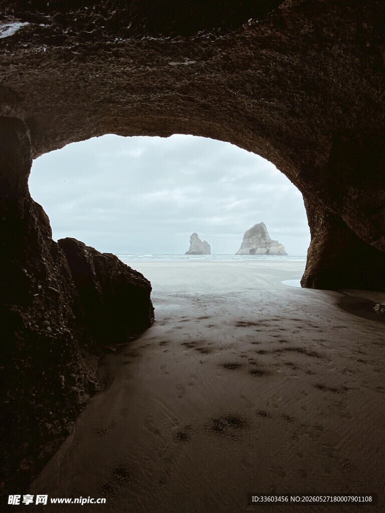 海边洞穴望海的独特景致