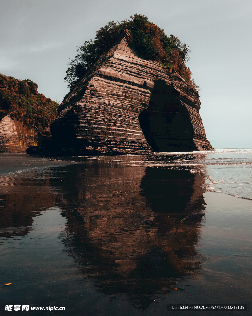 海边奇特岩壁的美丽倒影