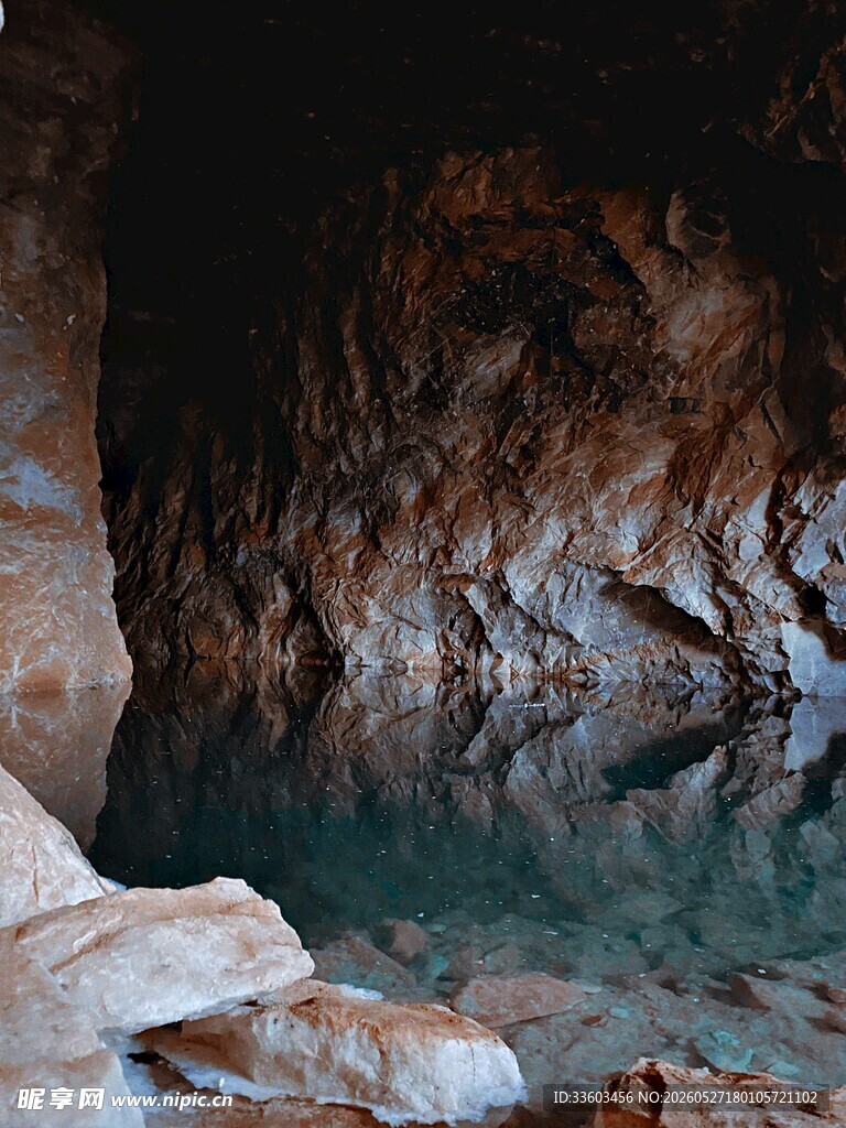 洞穴中的静谧水面景观
