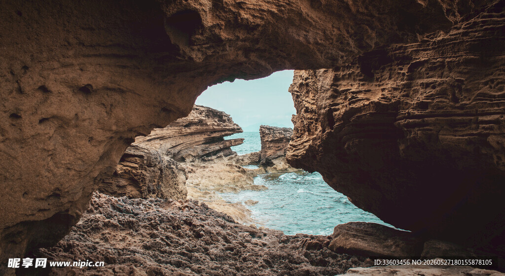 洞穴中窥望碧海美景