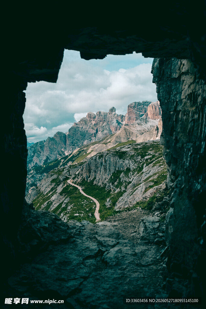 透过石孔观壮美山峦景色