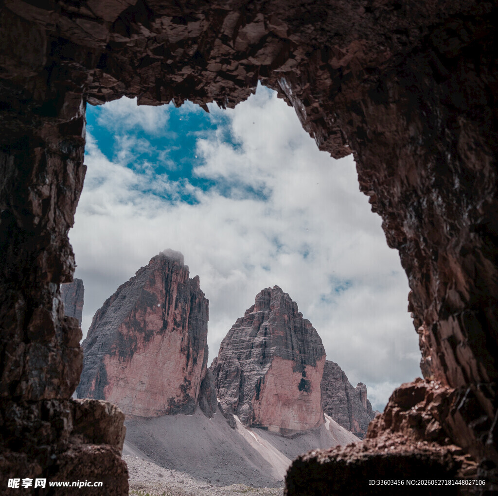 洞穴中窥壮丽山景