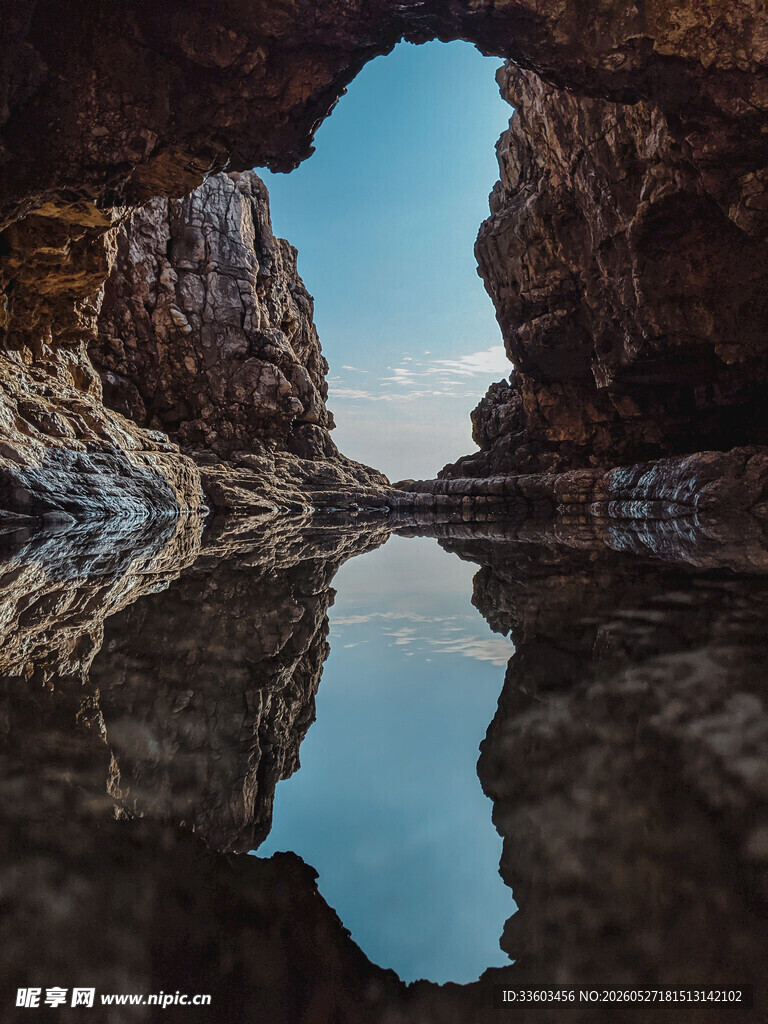 峡谷中的静谧水面倒影