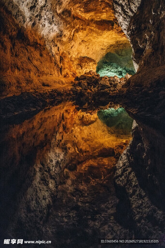 洞穴倒影美景