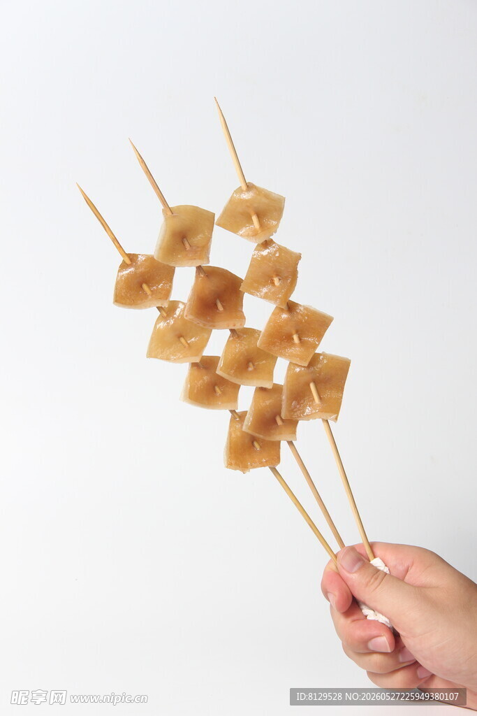 手持美味豆腐串