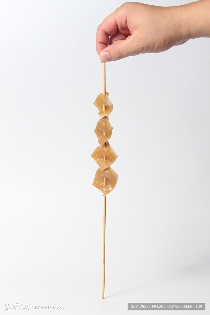 手持美味鸡肉串