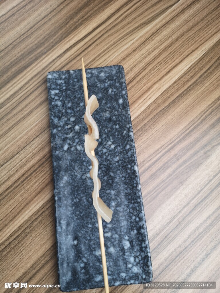 黑色石上弯曲的浅色物体