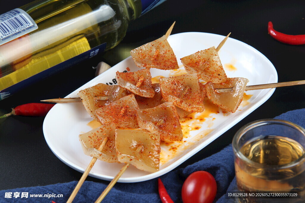美味烤串搭配美酒与配菜