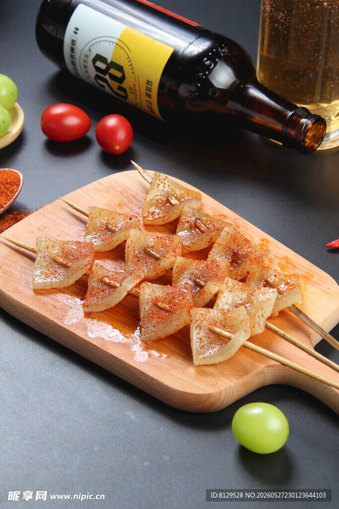 美味烤饺搭配啤酒与蔬果