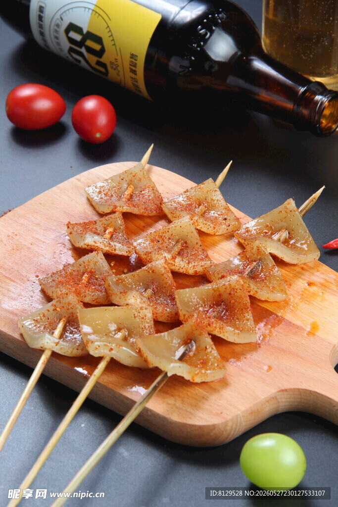 美味鱿鱼串搭配啤酒水果