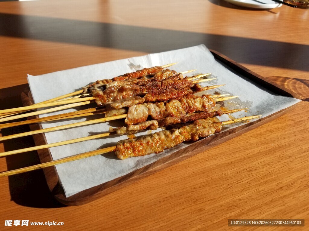 美味烤肉串摆于盘中