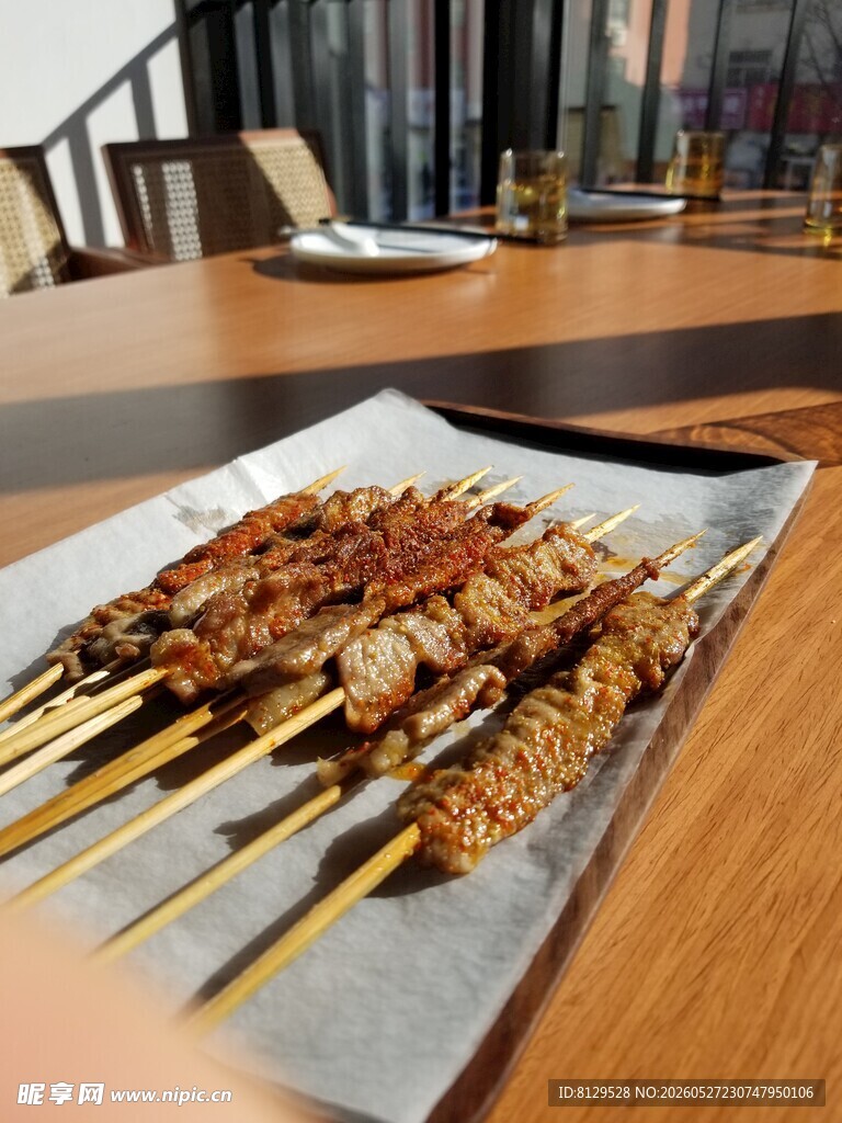 美味烤肉串摆放在木桌上