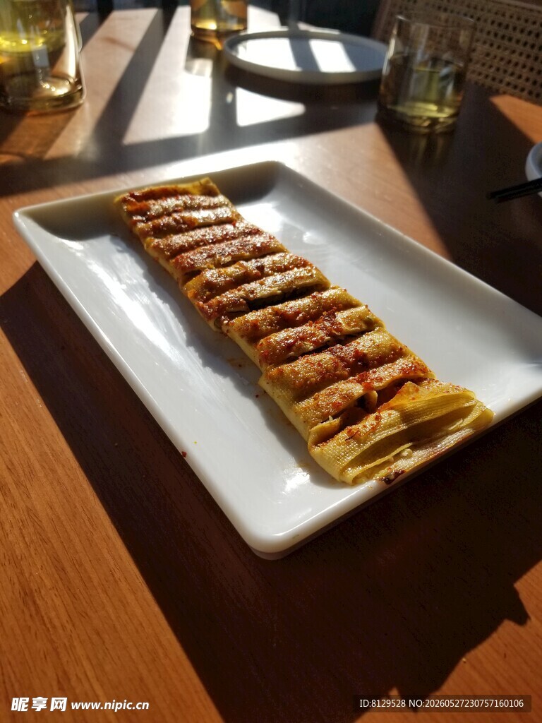 美味烤串摆于白色餐盘上