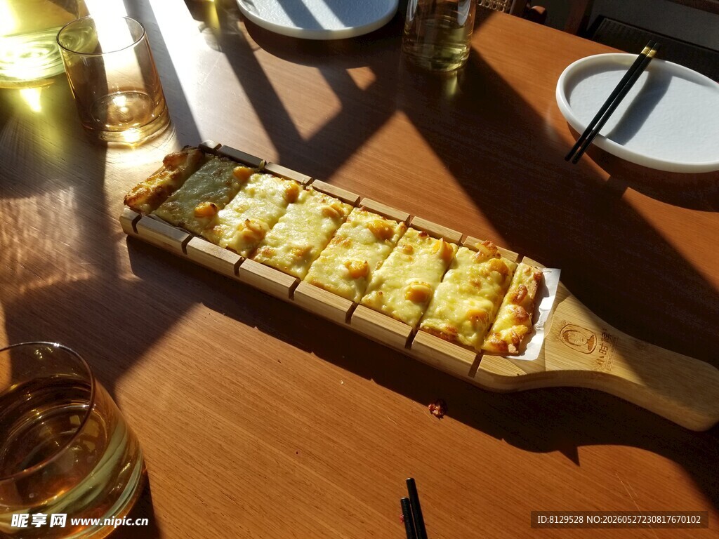 木制托盘上的美味食物