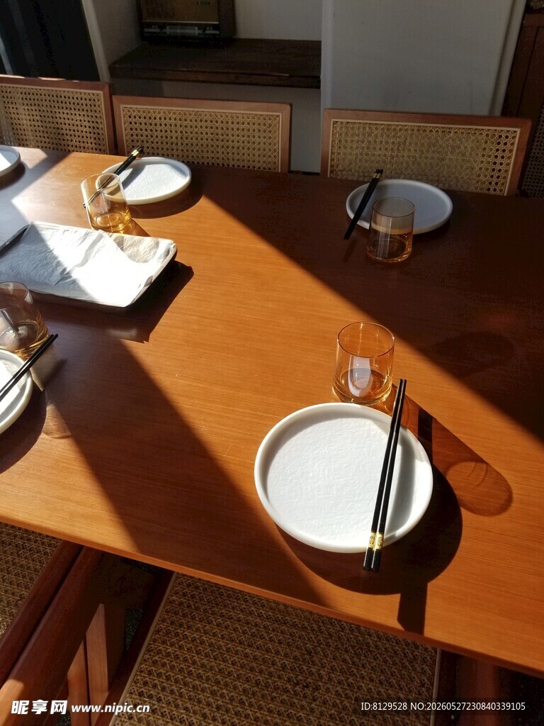 简约木质餐桌餐具布置