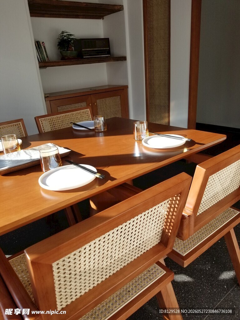 简约风格餐厅桌椅布置