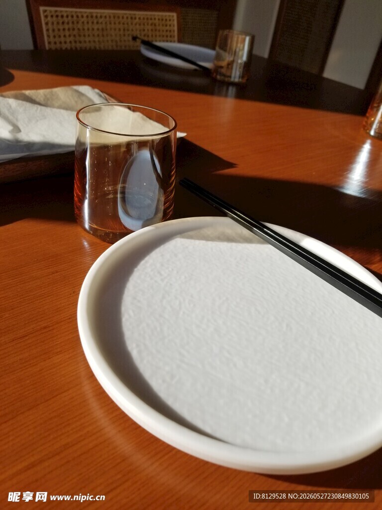 木质桌上的空盘与餐具