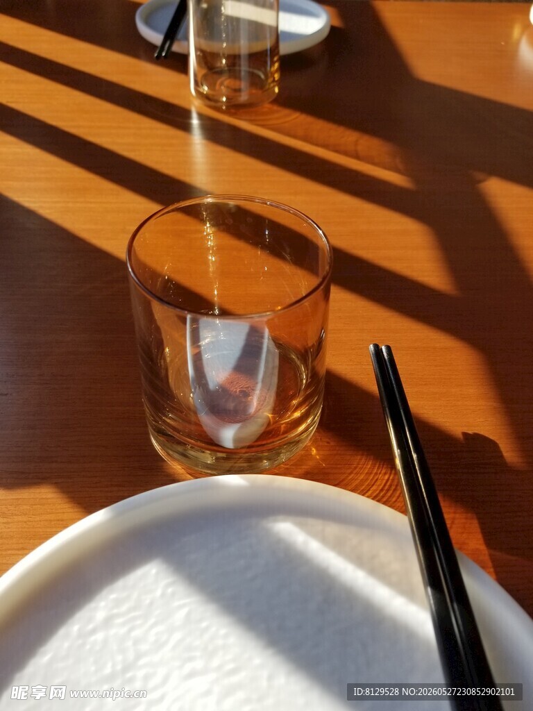 餐桌上的玻璃杯与餐具