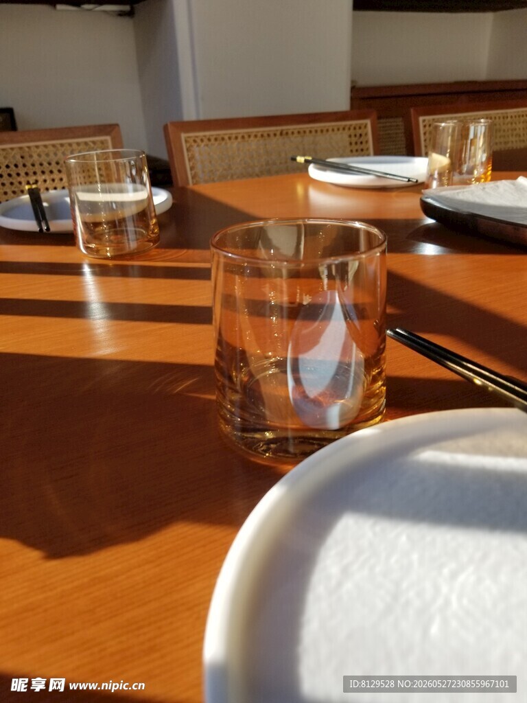 餐厅内的木质餐桌与玻璃杯