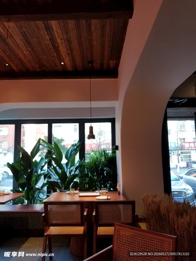 温馨室内餐厅绿植景观