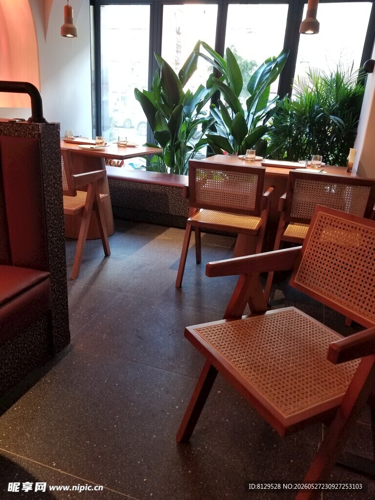 室内温馨木质桌椅休闲区