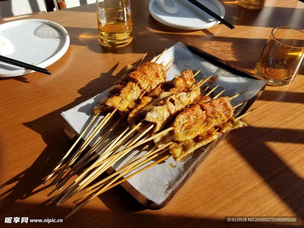 美味烤串摆于精致盘中