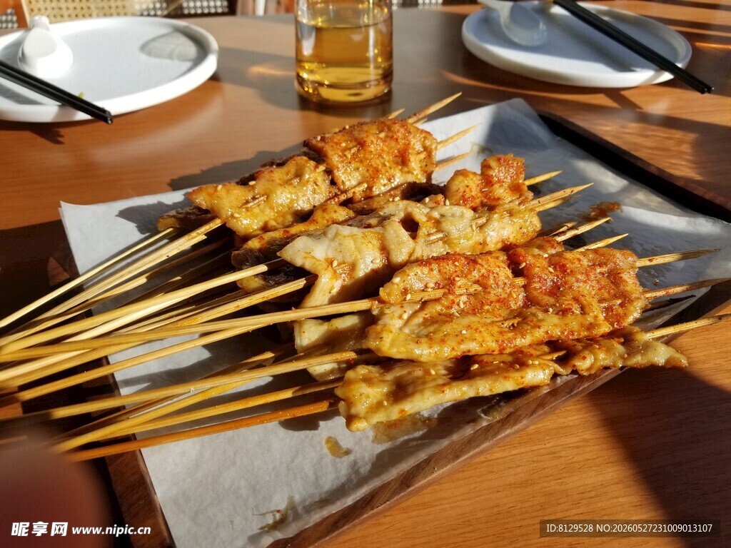 美味烤串摆放在餐桌上