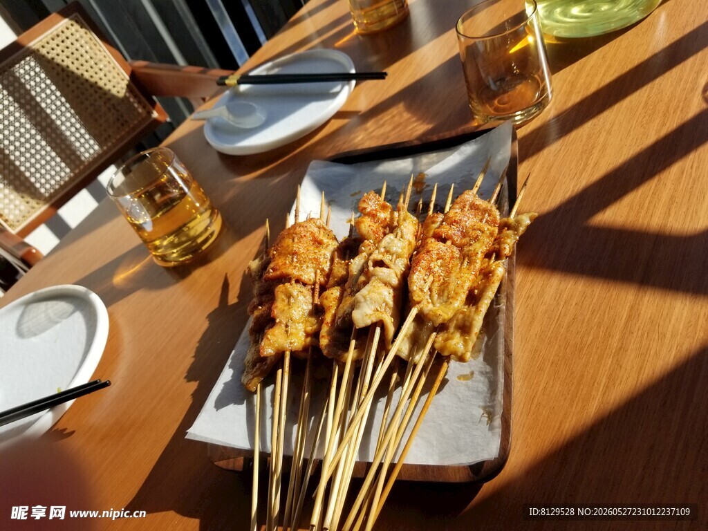 美味烤串摆放在餐桌之上