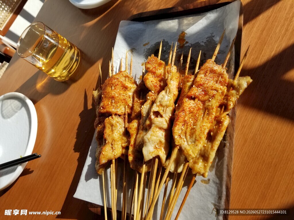 美味烤串摆放在餐桌上