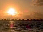 夕阳下波光粼粼的水面