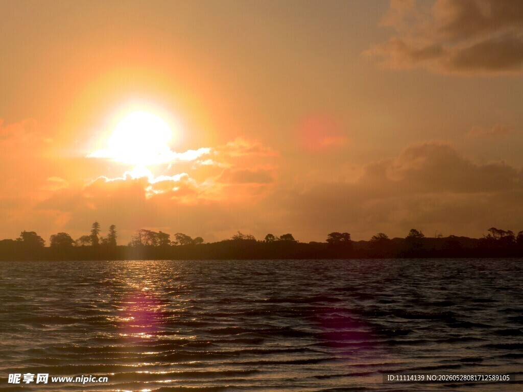 夕阳下波光粼粼的水面