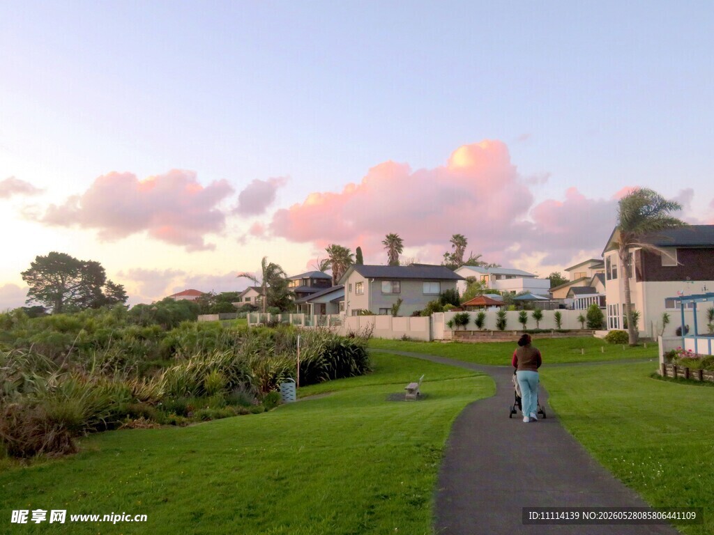 黄昏小径漫步的温馨场景