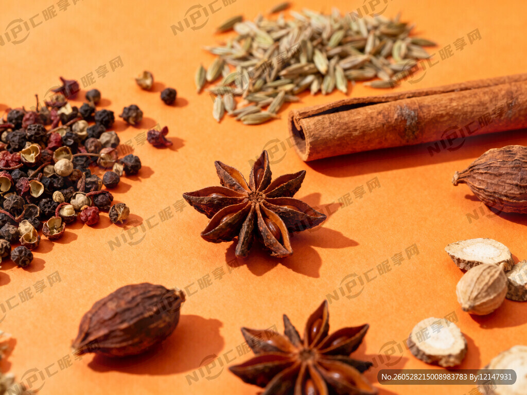橙色背景 边上放上零星几个香料