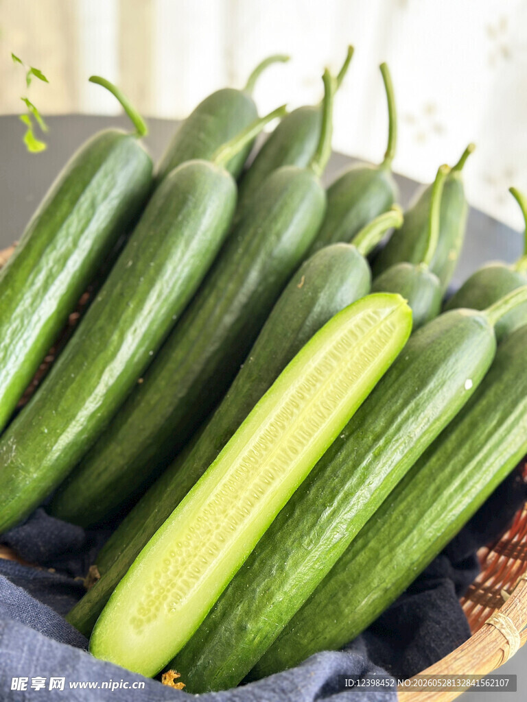 新鲜翠绿黄瓜摆拍特写