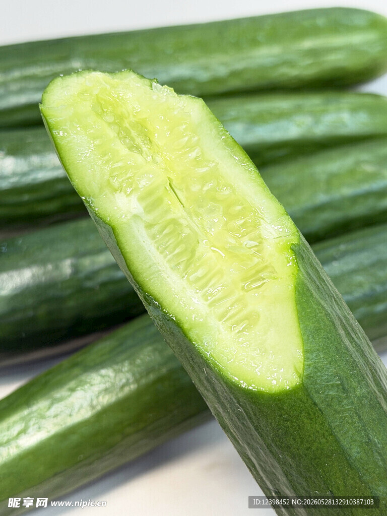 新鲜切段黄瓜特写