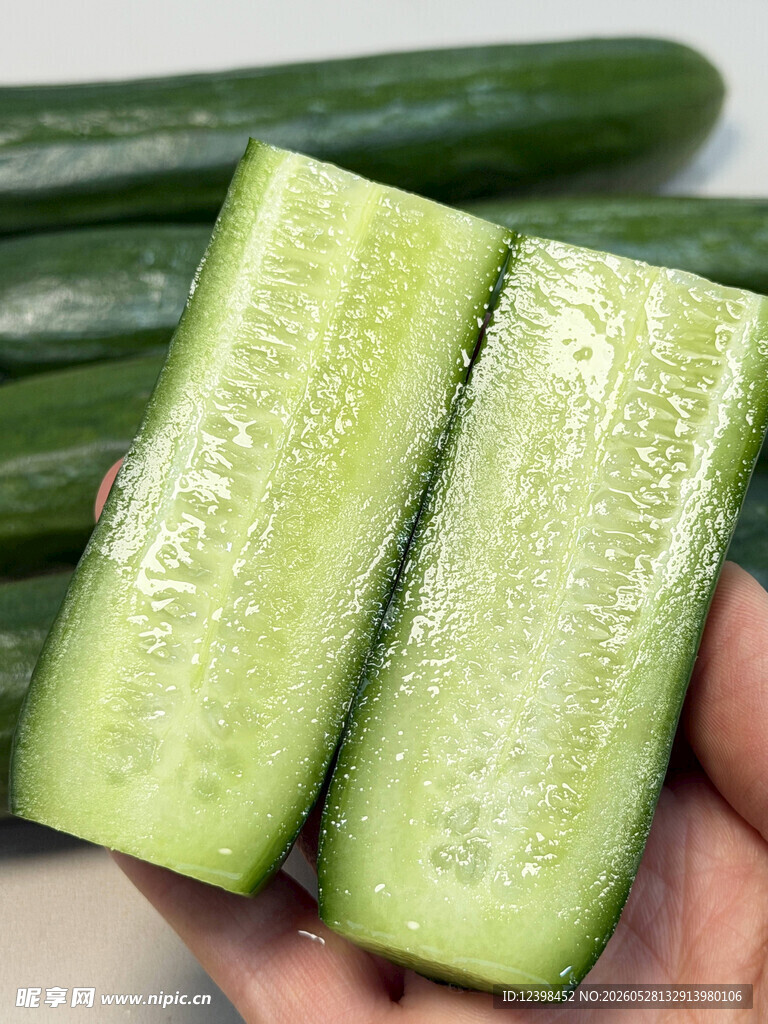 手捧鲜切青嫩黄瓜