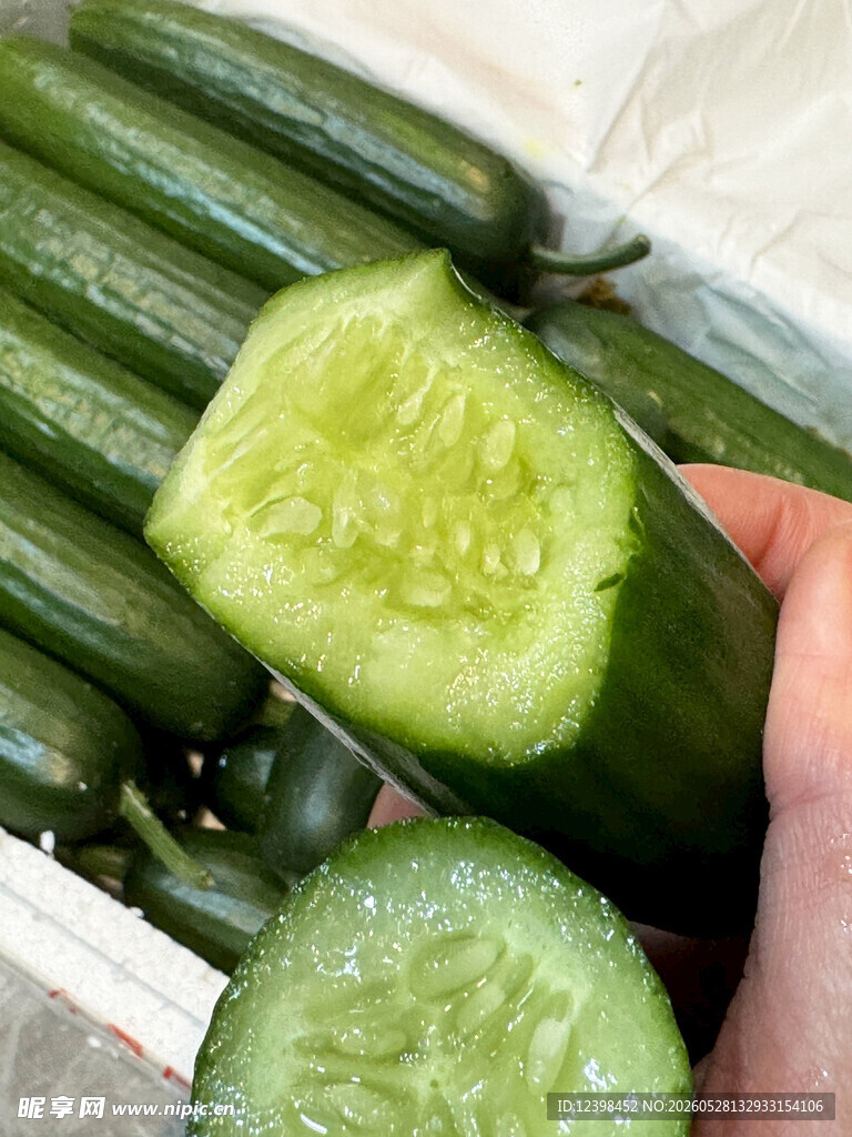 新鲜翠绿的切开黄瓜