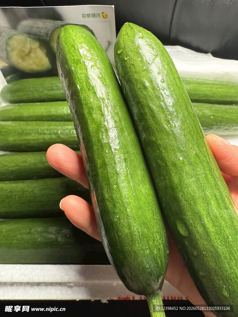 新鲜翠绿的两根小黄瓜