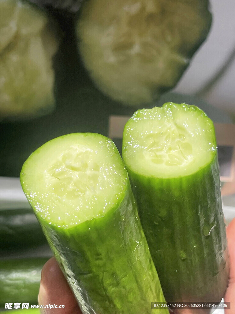 新鲜翠绿的切段黄瓜