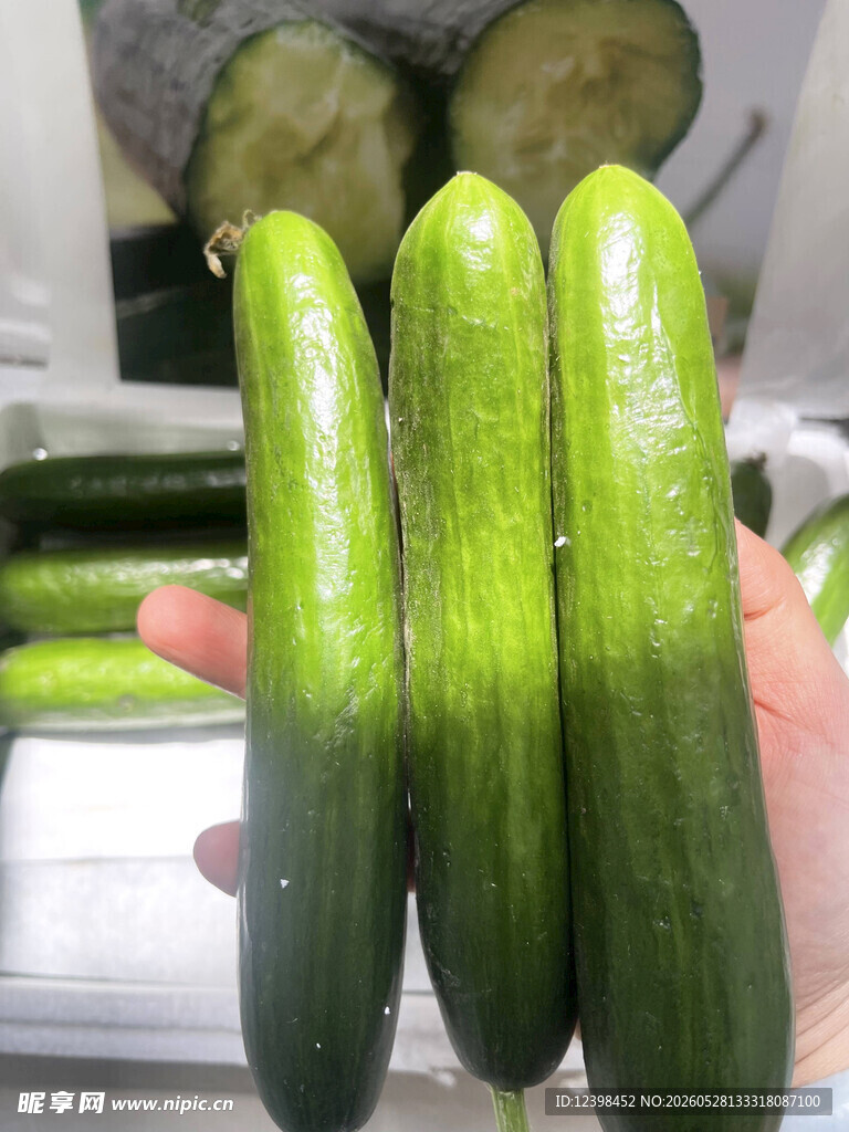 新鲜翠绿的三根黄瓜