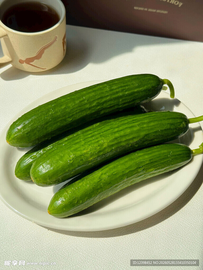 盘中鲜绿黄瓜
