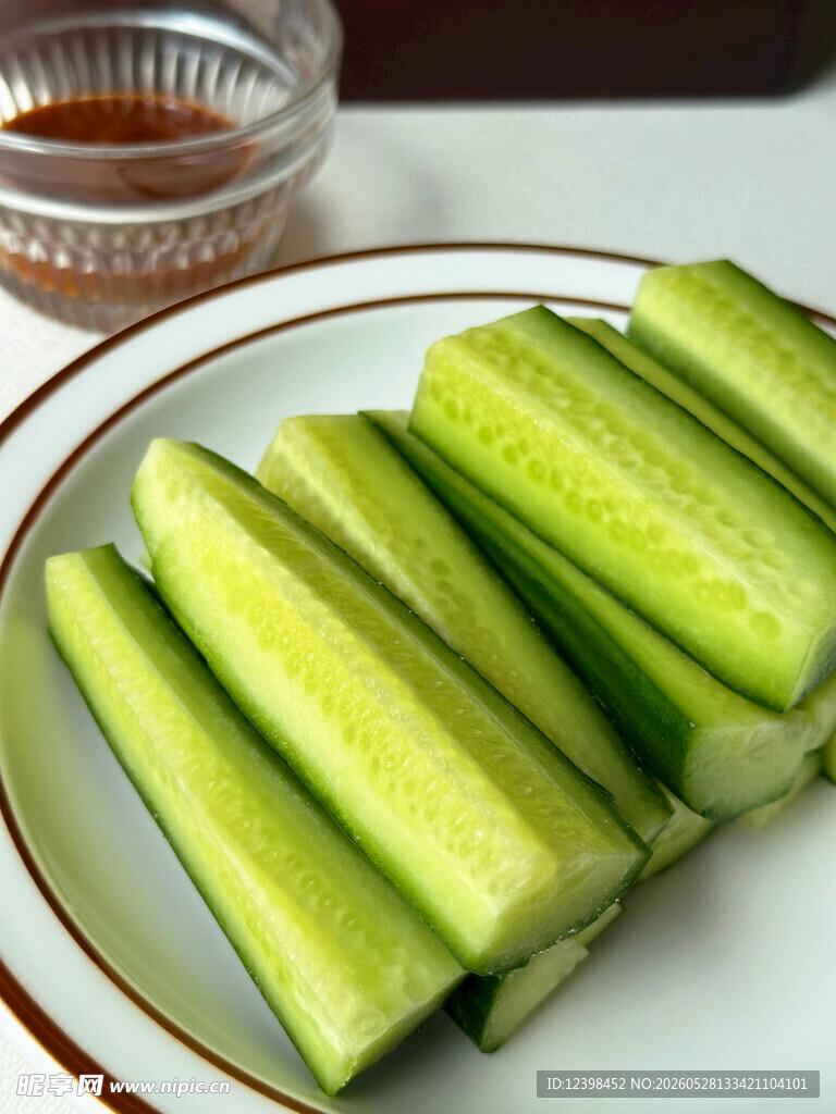新鲜翠绿的盘装黄瓜