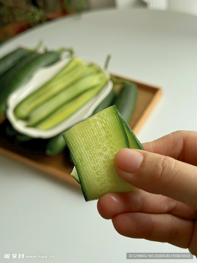 手持鲜切黄瓜片