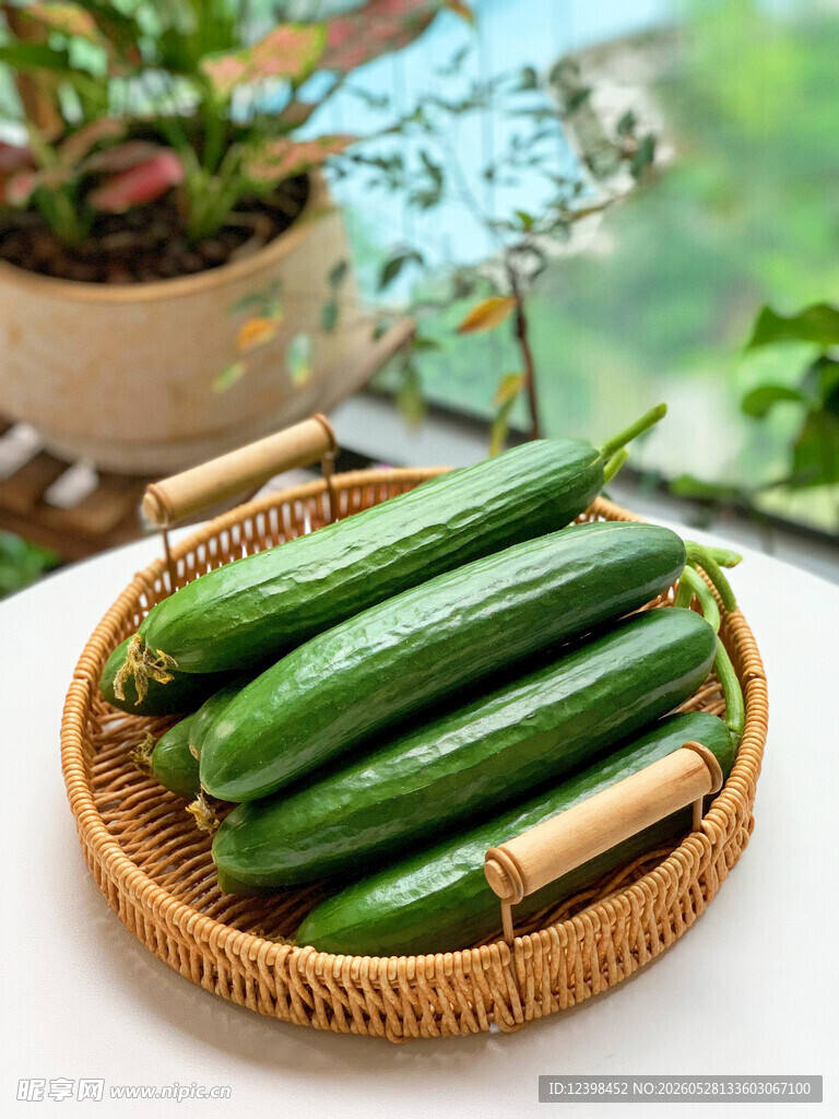 竹篮里的鲜嫩有机黄瓜