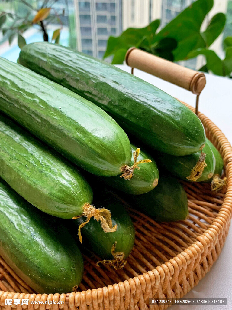 竹篮里的鲜嫩翠绿黄瓜