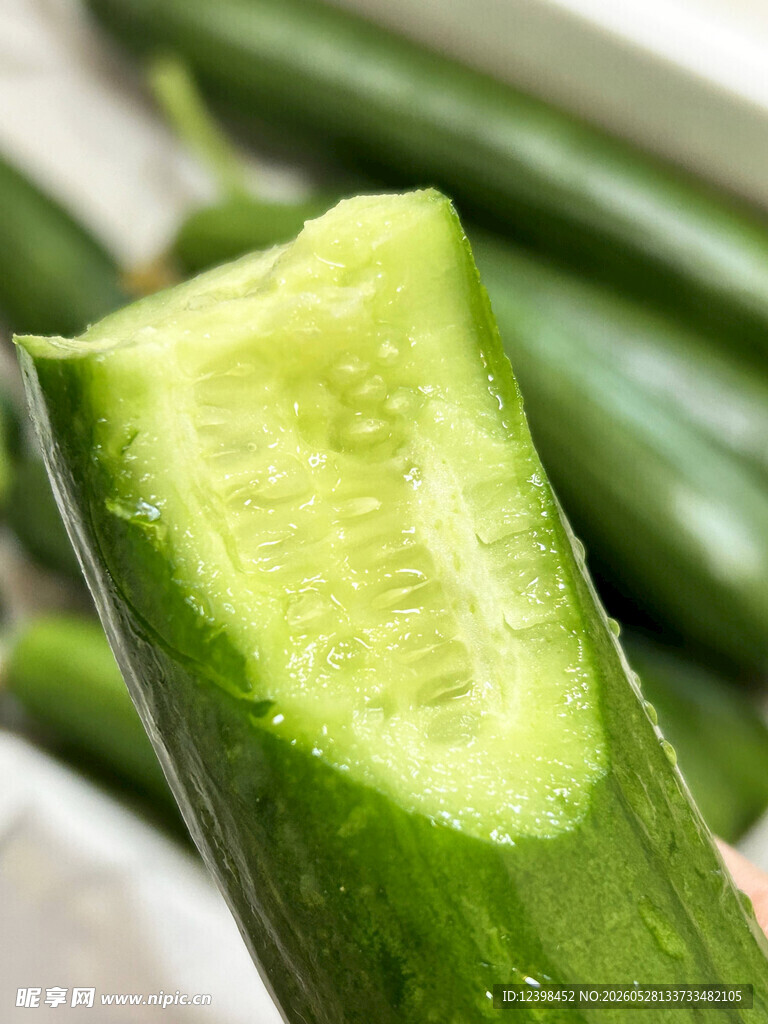 新鲜翠绿的切开黄瓜
