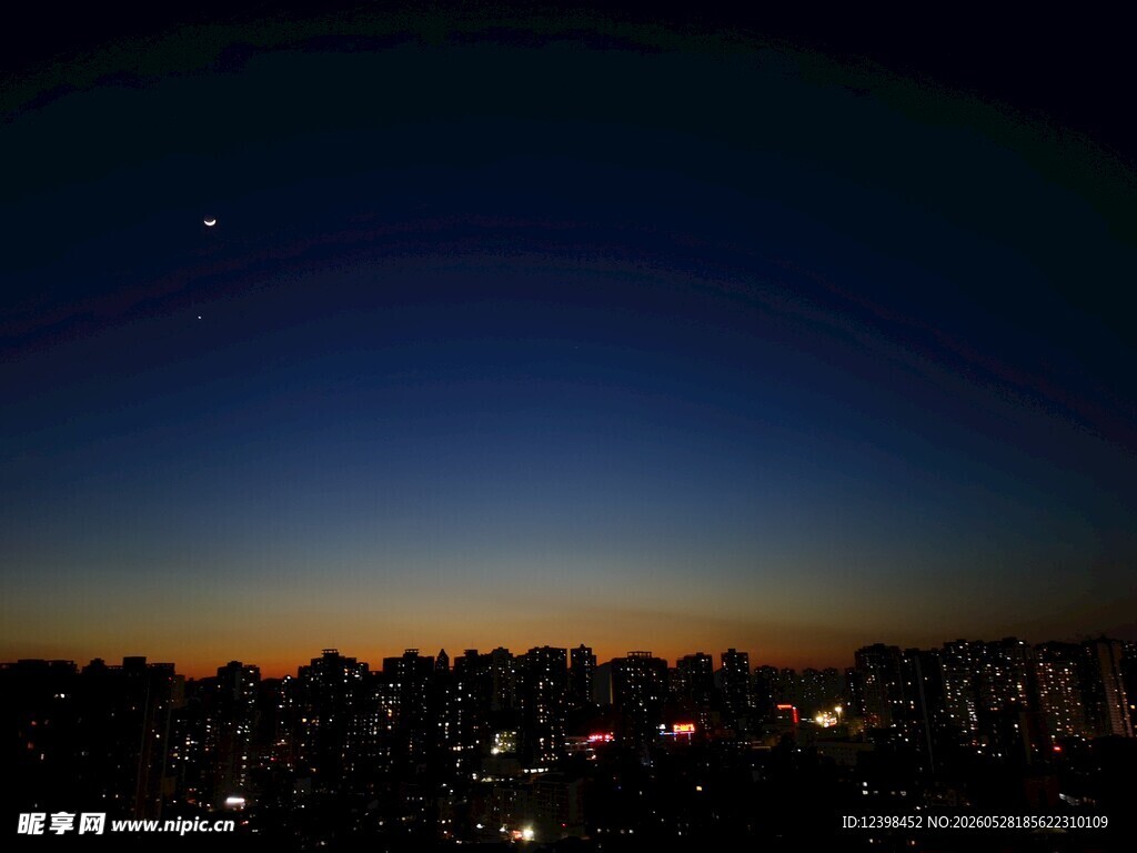 城市夜幕降临时的天际线